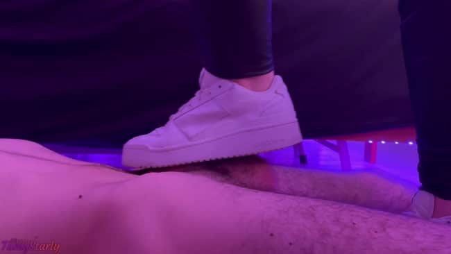 Ballbustextreme095 Tamy Starly - Shoejob Cock Crush In White Sneakers Forum 2