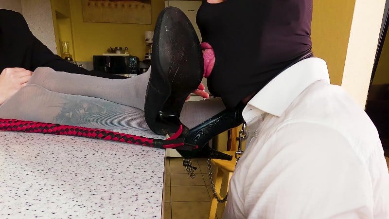 LemonGoldTrampling - The Girl Walks, The Slave Cleans The Shoes With His Tongue 2