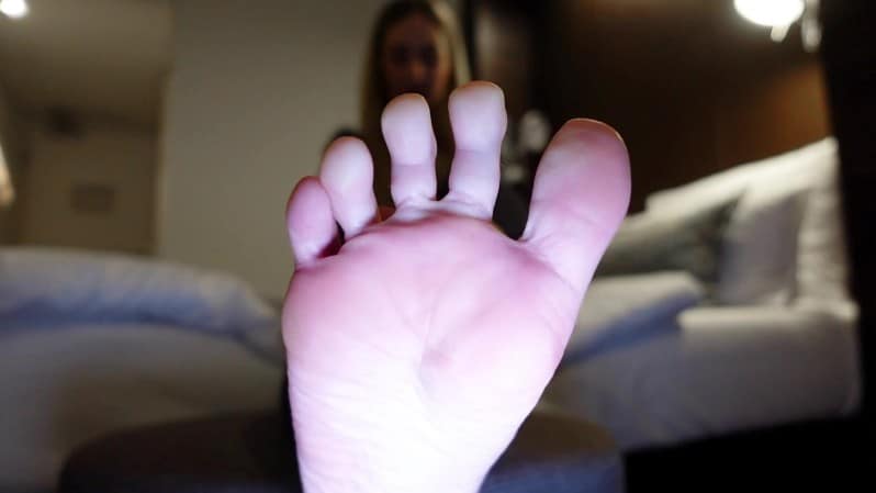 Goddess Kira Gold - German Clips - Fußfotzen Trigger! Nasse Socken nach dem shoppen 2