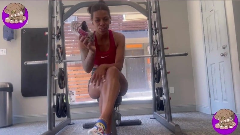 PrettyFeetDontCheat - Sniffing Socks and Shoes at the Gym 2