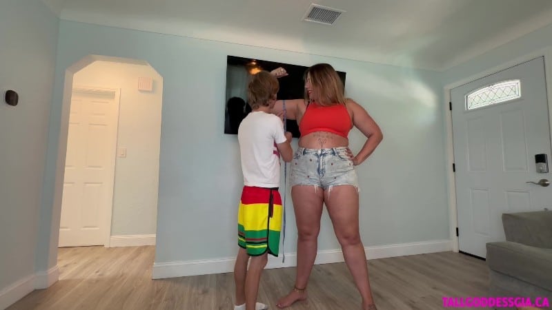 Tallgoddessgia - Amazon Gia Size Comparison with Funsize Frank 9