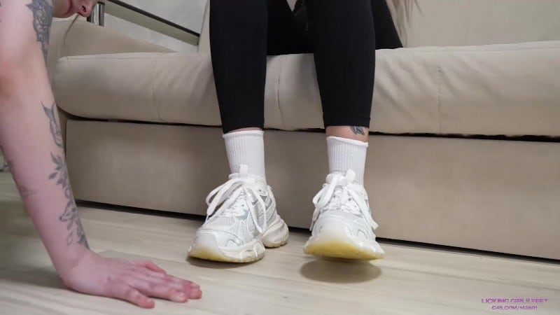LICKING GIRLS FEET - Zoe - Your Status Is Lower Than Mine 3