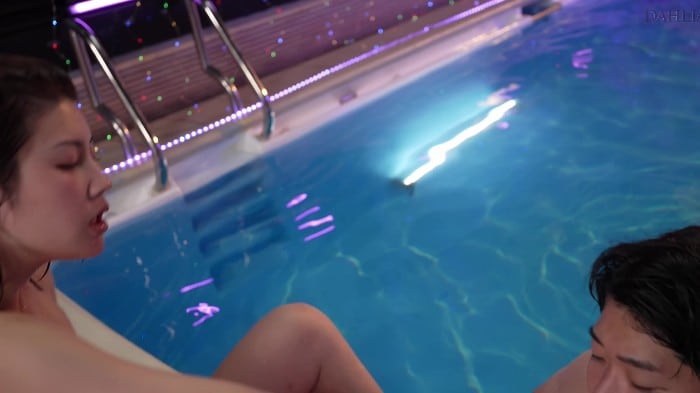 [DLDSS-389] My Wife's Best Friend Reverse Ntr At The Night Pool - Suzume Mino (2160p) 5