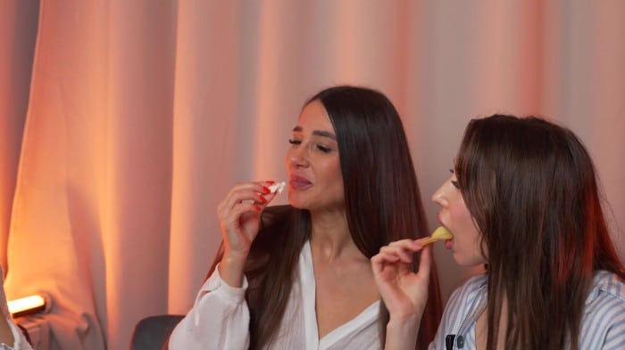 Fetmagic.2025.Messy Mukbang Threesome - Asmr Eating, Sloppy Chewing & Ruined Lipstick!.2160p 3