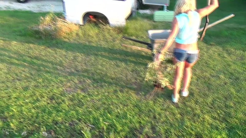 MeetMadden 19 08 21 Pickin Weeds FullHD 2