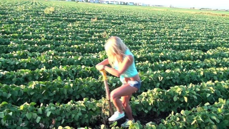 MeetMadden 19 08 21 Pickin Weeds FullHD 14