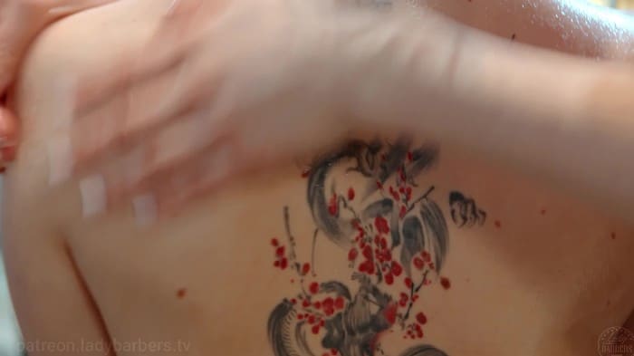 [LadyBarbers] 2025 - Back And Chest Massage On Chair By Adel To Lika[2160p] 2