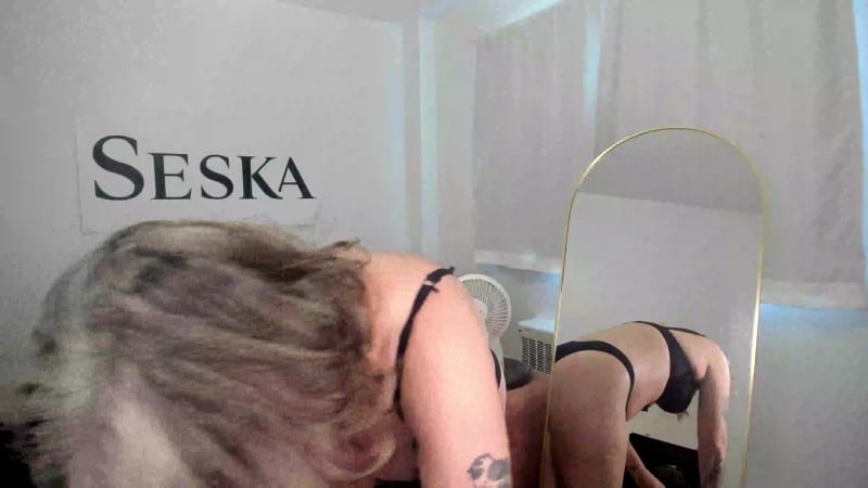 Seska 25 07 10 Unboxing New Lube And Dildo FullHD 4