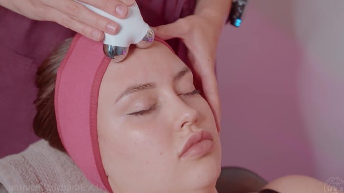 [LadyBarbers] 2025.07 - Face Cleaning And Electrical Stimulation By Sandra To Liza (eliz Gry) [2160p] 2