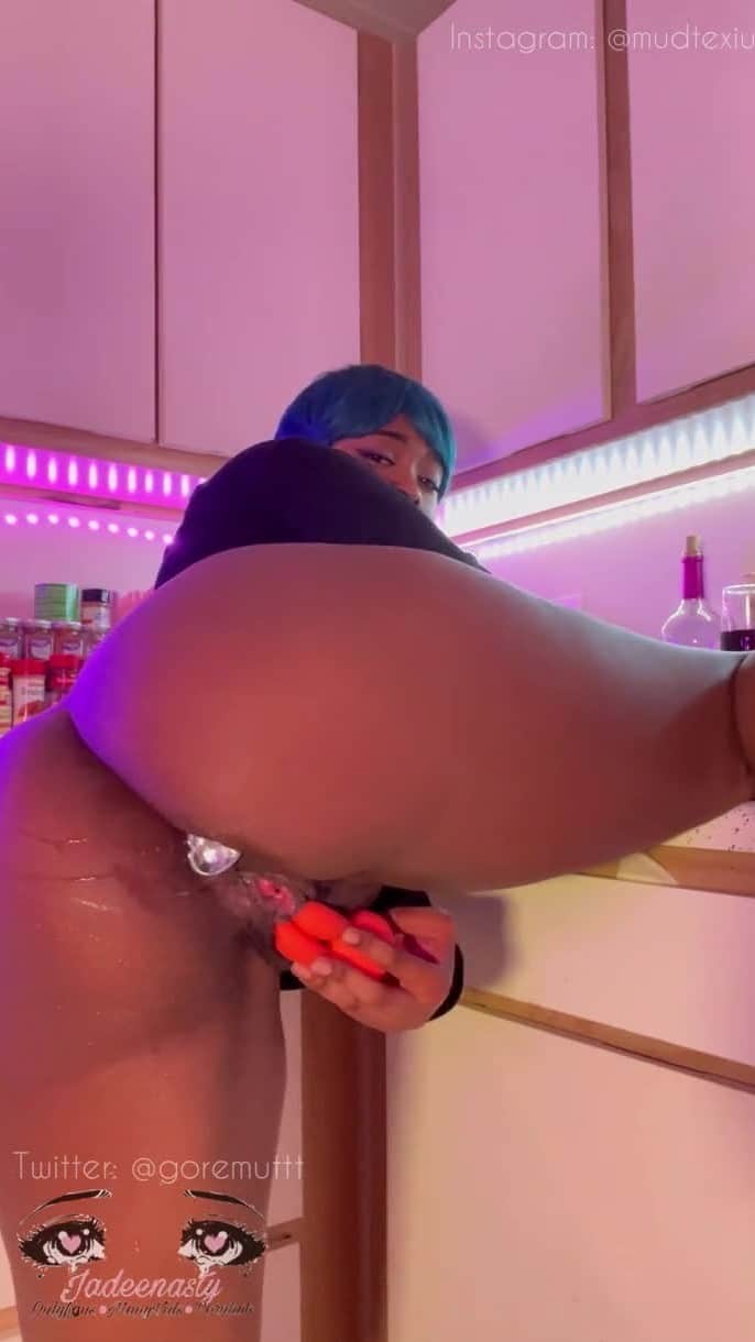 I Bet Your Girlfriend Doesn't Greet You Like This 4