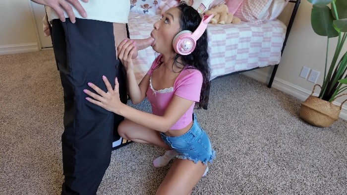 [PornDudeCasting] Sarah Lace - Gamer Girl Sarah Lace Grinds With Porn Dude (2025-07-11) [2160p] 15