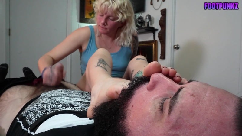 Footfetish Amateur Gamer Girl - Pussy Eating Foot Smelling Handjob 5