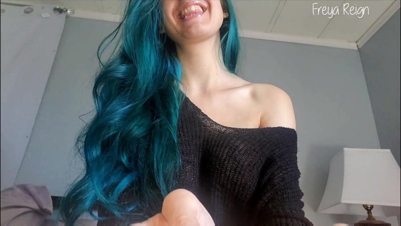 Freya Reign - Vriendin overtuigt je om een dildo te pijpen 2