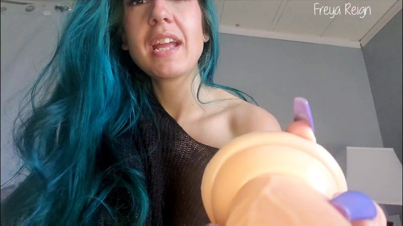 Freya Reign - Vriendin overtuigt je om een dildo te pijpen 5