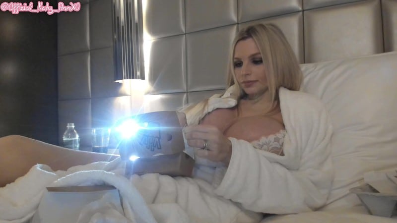 KatyAnnXO - Hot Babe Eats A Burger 3