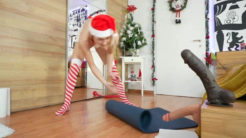 MissDaisyDiamond Christmas MOOD Lower Body Strength Flexing in LIVE 4