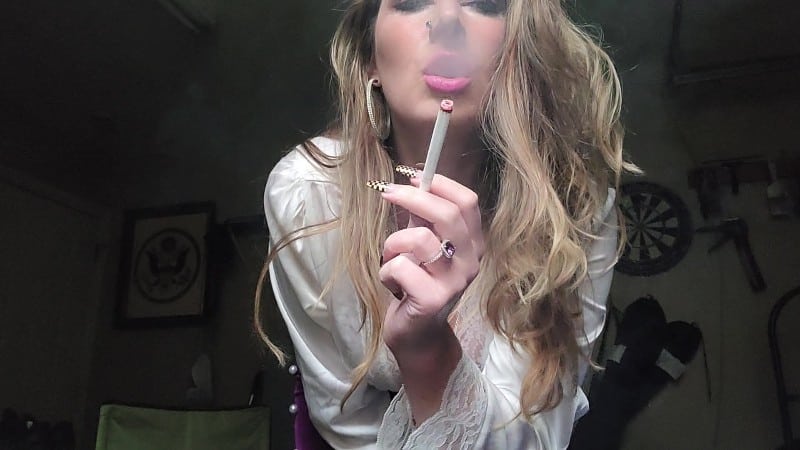 MizzErotique Sensual long nail smoking 100s 7