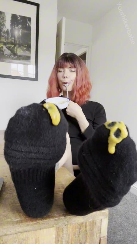 Yourhikerbabe - FOOD AND FEET PLAY - WORSHIP ME WHILE I SNACK 2