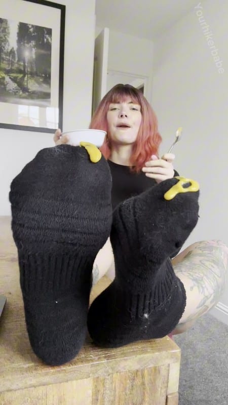Yourhikerbabe - FOOD AND FEET PLAY - WORSHIP ME WHILE I SNACK 1