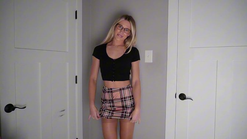 keeks 3005 - Spreading My Lips and Peeing For You 2