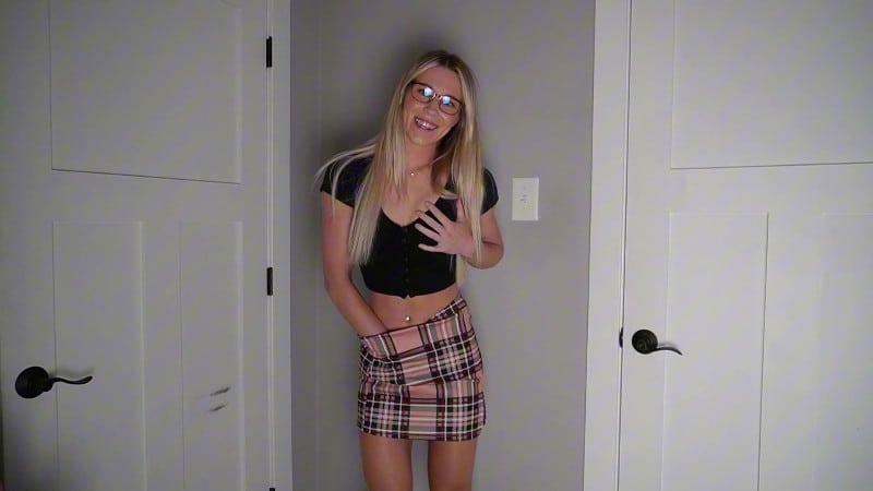 keeks 3005 - Spreading My Lips and Peeing For You 1