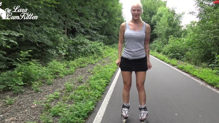 [MyDirtyHobby] Lara-Cumkitten - ...Mitten Auf Dem Radweg... | Public Piss Beim Inline Skaten 4