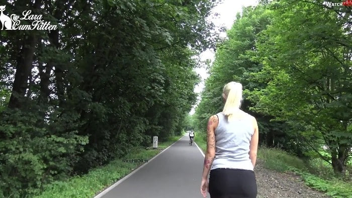 [MyDirtyHobby] Lara-Cumkitten - ...Mitten Auf Dem Radweg... | Public Piss Beim Inline Skaten 12