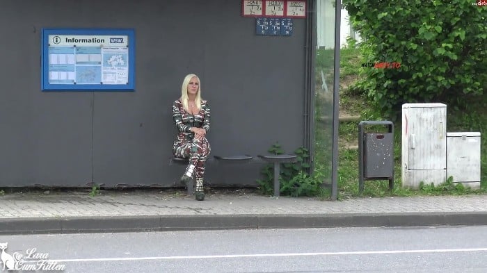 [MyDirtyHobby] Lara-Cumkitten - Public Piss | Haltestelle Im Hautengen Fick Anzug Nass Gepisst 5
