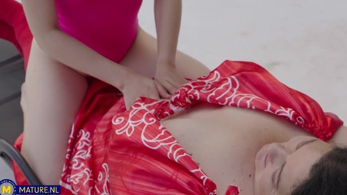 [Mature.Nl] Sepdaughter Maya Must Get Down On Holiday With Her Two Evil Stepmoms Jana & Edina (15-08-2025) 1080 1