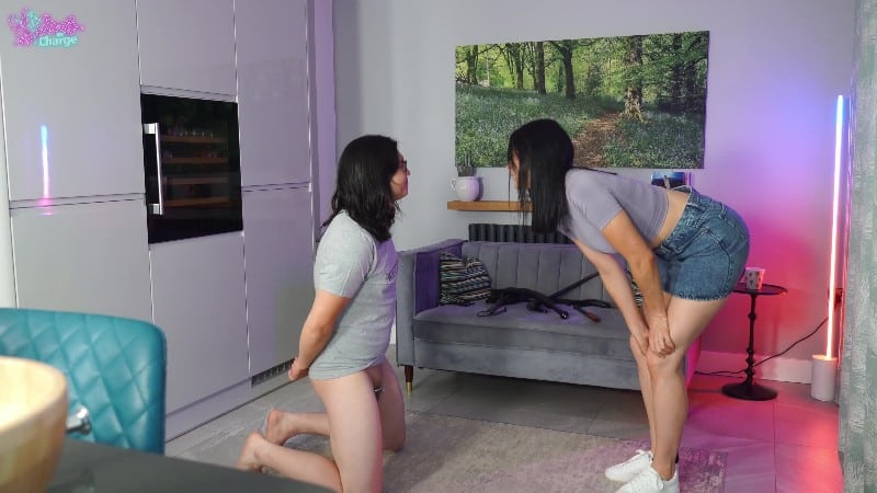 Girls in Charge - Slave Smack My Bitch Up! - Alika 3