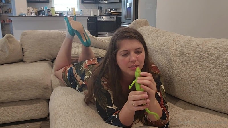 Lisa ASMR - Crushing Lizards 1