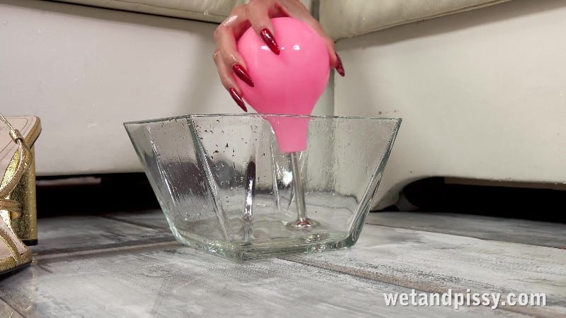 WetAndPissy 25 09 02 Violeta Grey 4k/1080 3