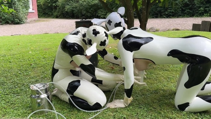 [Hucows] Anc1lla & Miss Fetilicious - Latex Cows Outdoor [1080p|MP4] *2025-09-06* 4