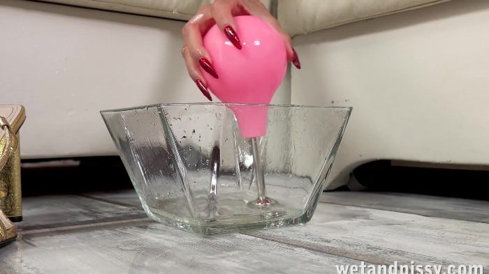 [WetAndPissy.Com] Violeta Grey - Spraying And Squirting [1080p] 3