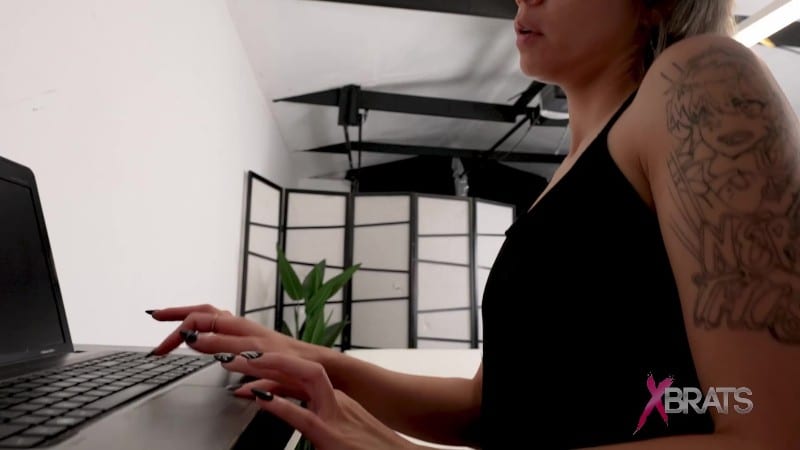 Bratty Foot Girls - Lil Tokyo - Underdesk CEO 78 2