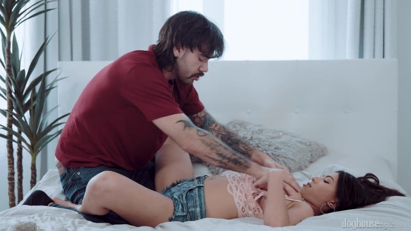 DogHouseDigital 25/10/01 Reyna Belle She Needs A Big Dick FullHD 1