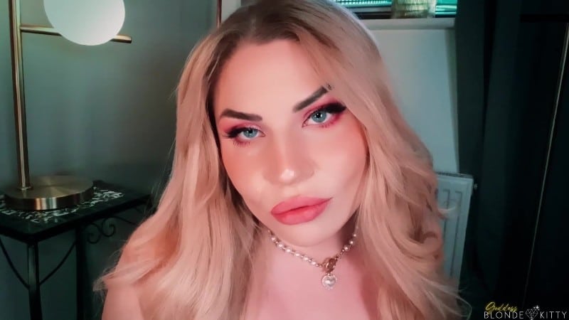 Goddess Blonde Kitty - Lipstick Try On Haul 2