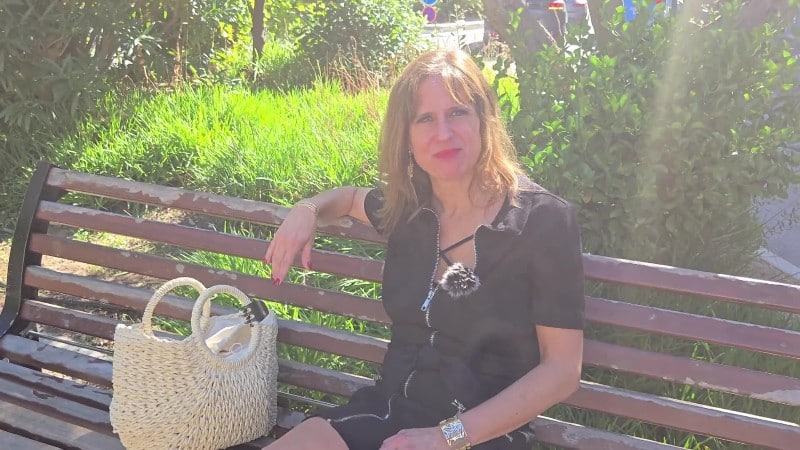 JacquieEtMichelTV 25/10/02 Lolly De Colomiers 44 Years Old Purchasing Manager In Colomiers FullHD MP4-P2P 1
