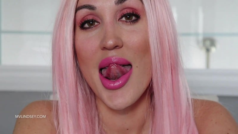 Lindsey Leigh - Lindsey Shows Off New Lipsticks 5