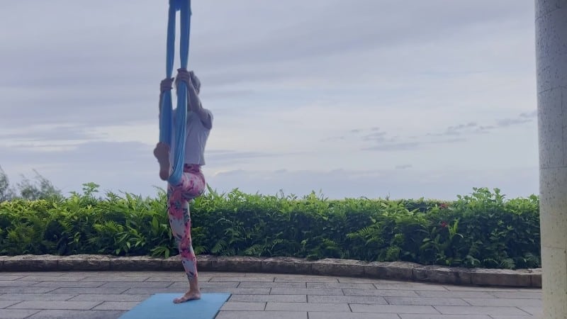 MissDaisyDiamond My 1st Hammock YOGA lesson SFW 3