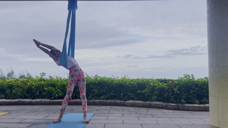 MissDaisyDiamond My 1st Hammock YOGA lesson SFW 4