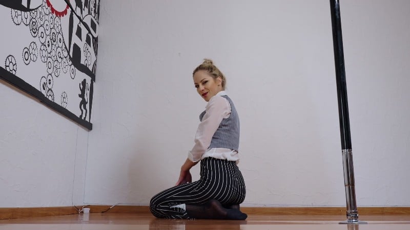 MissDaisyDiamond Wet Desparation about Peeing inside my Panties 3