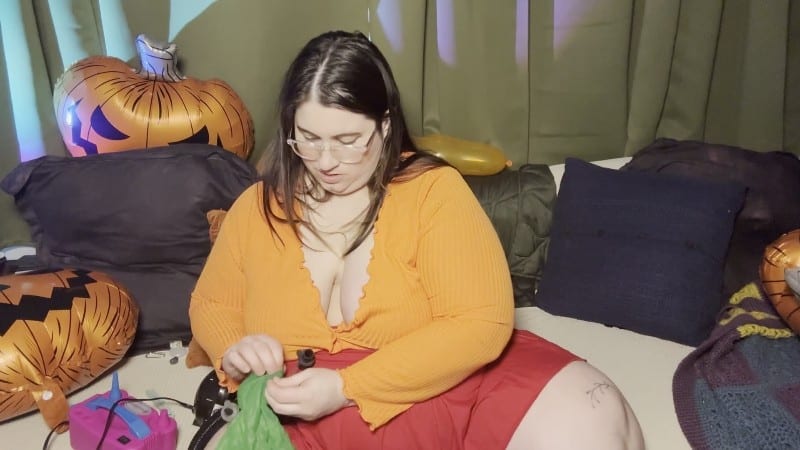 Nerdy Bbw Wants To Run Some Experiments With A Crystal Elephant Balloon 2