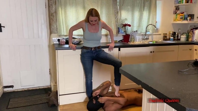 Sadistic Queens - Squishysax - Miss Suzanna Maxwell - Taking His Breath Away 4