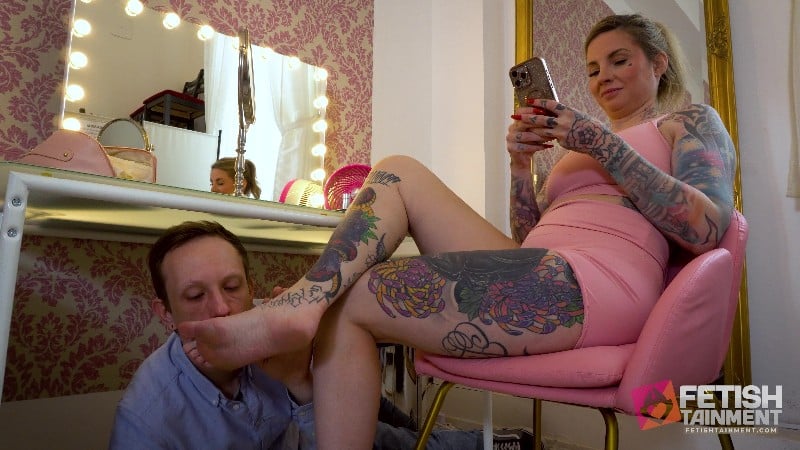 The Foot Slave Under My Dressing Table Foot Worship With Mistress Sarah 4K Uhd Mp4 2