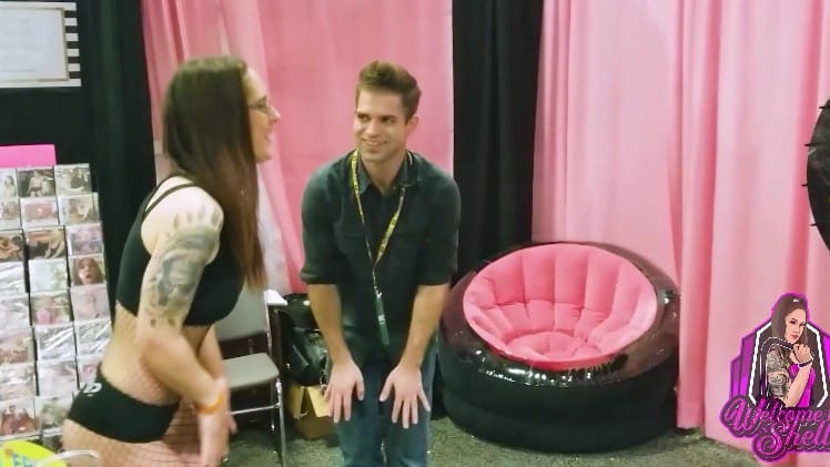 Welcome To Shell - Akirashell - Public Ballbusting At Exxxotica 1