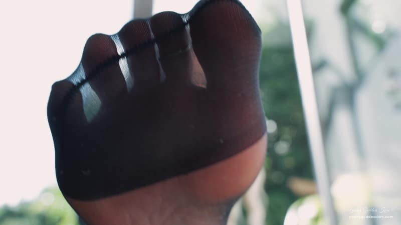 Young Goddess Kim - Goddess Kim's Villa slave - Pantyhose Foot Service (4K) 4