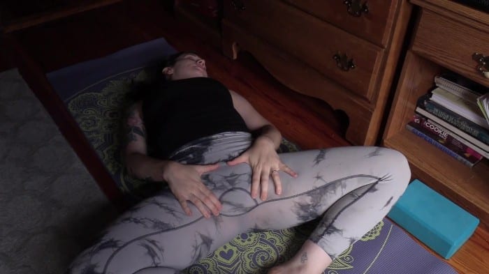 [ManyVids] Bettie Bondage - Spying On Mom's Yoga Practice (1080p) 2