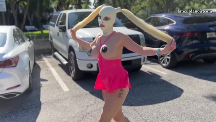 Lola Noir - Public Flash In Florida 3