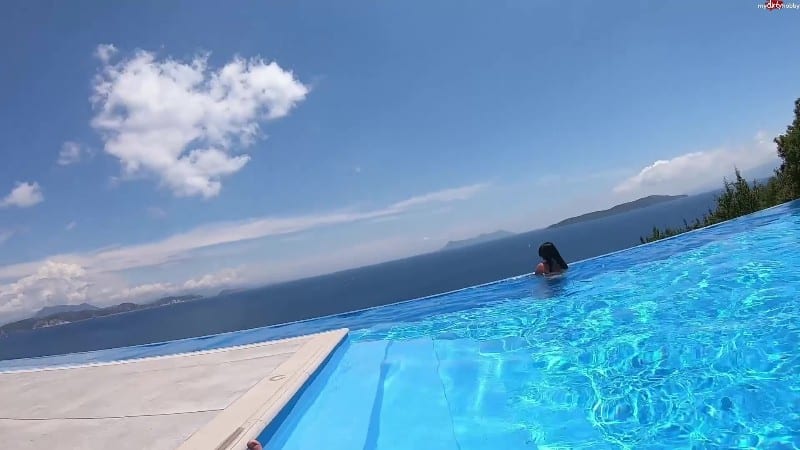 Alexandra-Wett - Fremdschwanz im Pool - Public abgeblasen 5